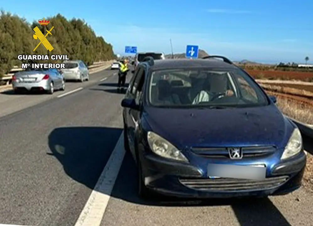 Veh&iacute;culo inmovilizado por la Guardia Civil al circular en sentido contrario al permitido en la AP-7 (foto: GC)