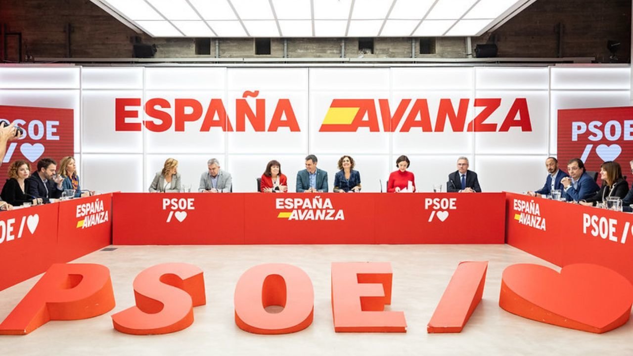 El PSOE incorpora la bandera a sus logos