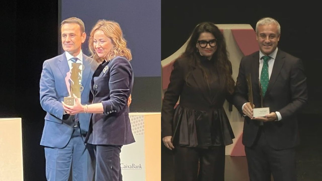 Mar Abad, a la izq., recoge el premio a la Empresaria del año; a la derecha, el director de La 7, Antonio Peñarrubia, recibe el premio a 'Empresa por la igualdad'