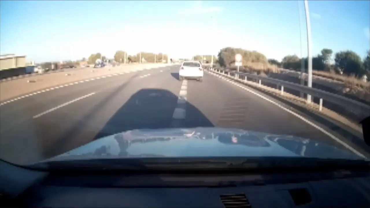 Imagen del acoso de un veh&iacute;culo a otro en la carretera que une Cartagena con La Manga (foto: La 7)