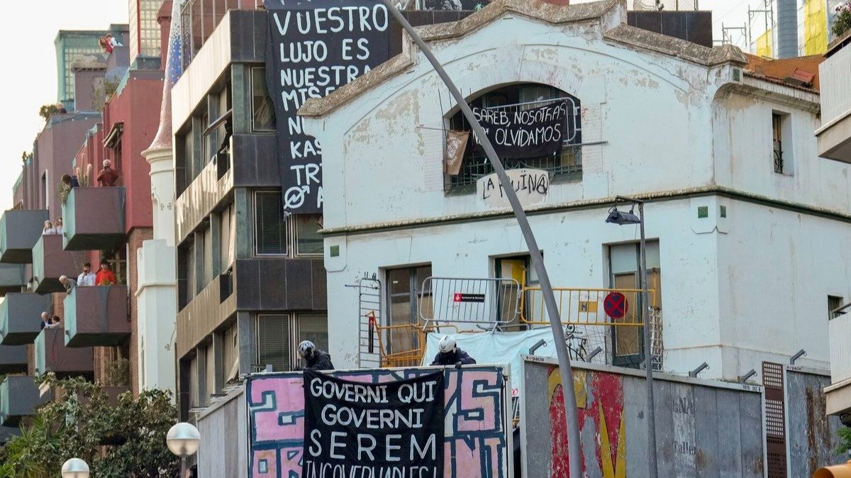 Los okupas de Barcelona se resisten a salir de los edificios ocupados (foto: Agencias)