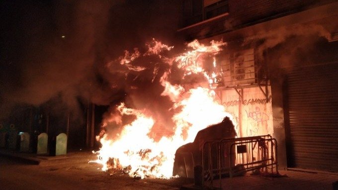 Imagen del incendio de varios contenedores de la calle Gloria de Murcia (foto: Bomberos Murcia)