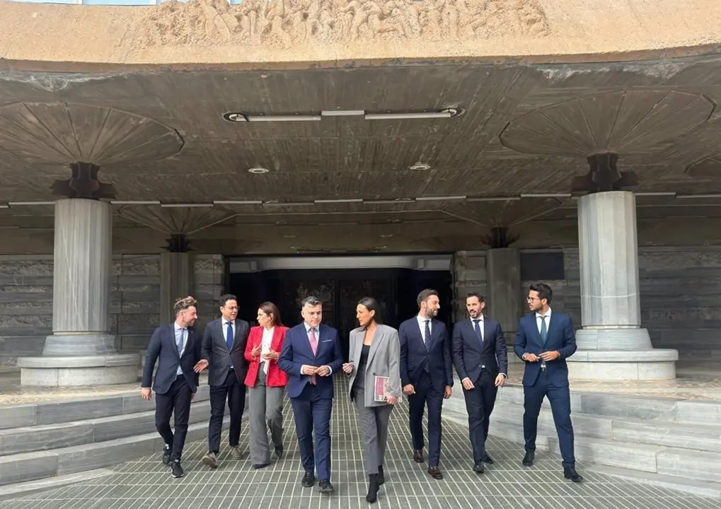 La consejera de Turismo, Cultura, Juventud y Deportes, Carmen Conesa, en la puerta de la Asamblea Regional - CARM