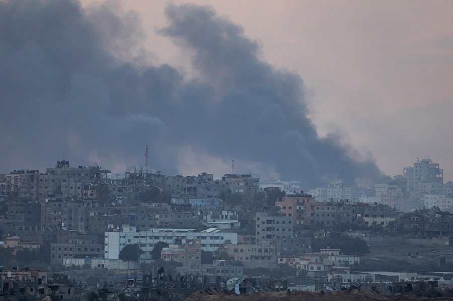 El humo se eleva sobre edificios del norte de la Franja de Gaza, durante un bombardeo israelí (foto: Agencias)