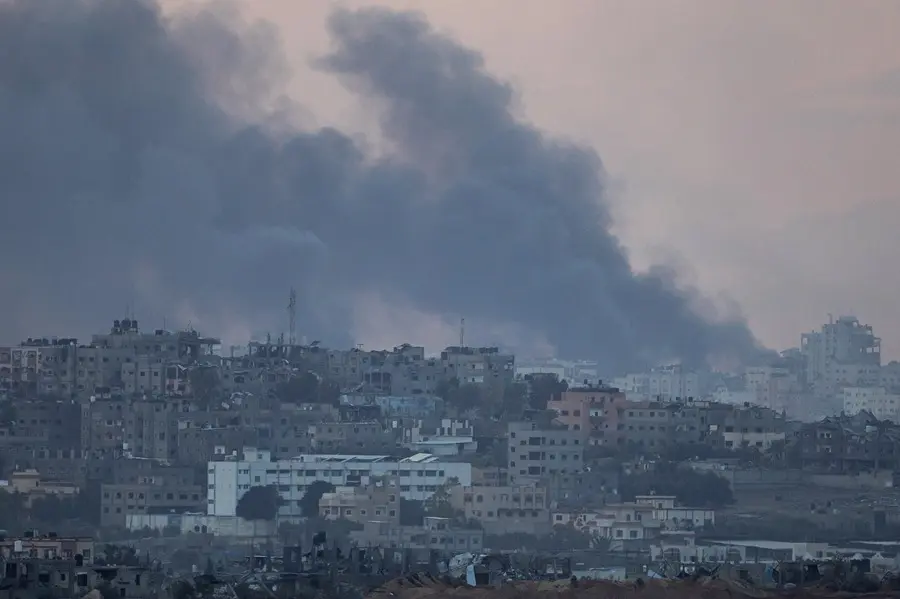 El humo se eleva sobre edificios del norte de la Franja de Gaza, durante un bombardeo israel&iacute; (foto: Agencias)