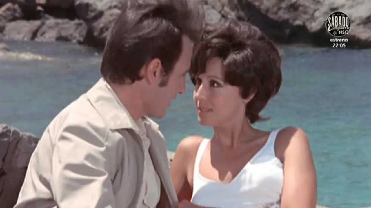 Concha Velasco, junto a Manolo Escobar, en un fotograma de la pel&iacute;cula 'En un lugar de La Manga' grabada en la Regi&oacute;n de Murcia