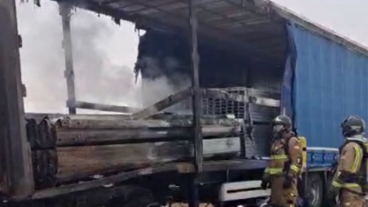 Camión incendiado en Yecla | Vídeo: Patricia Azorín