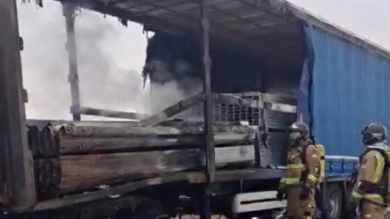 Cami&oacute;n incendiado en Yecla | V&iacute;deo: Patricia Azor&iacute;n