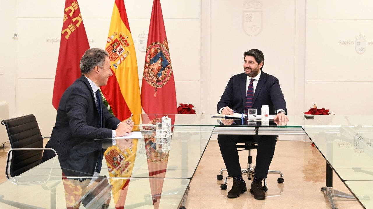 López Miras se reúne en San Esteban con el alcalde de Lorca, Fulgencio Gil