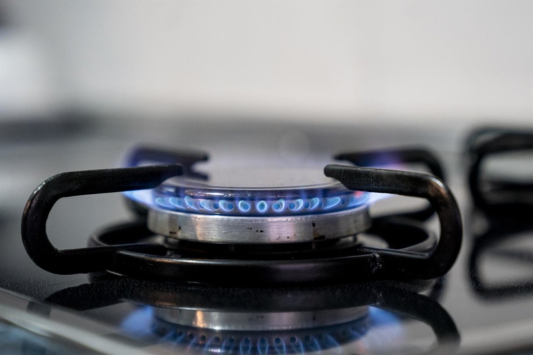 Una persona enciende un fuego de cocina de gas en Madrid (foto: EP)