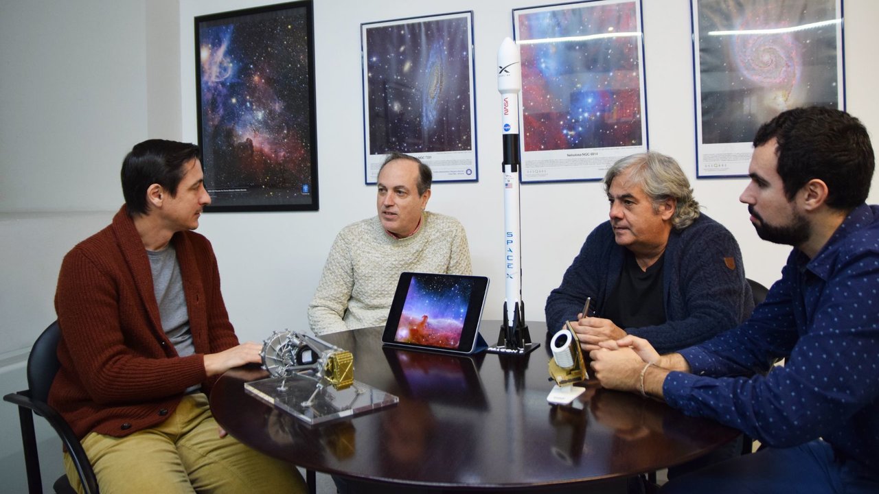 Los investigadores Rafael Toledo, Anastasio Díaz, Antonio Pérez y Alberto Manjón junto a maquetas del satélite Euclid y del cohete espacial con el que fue lanzado, así como junto a una de las primeras imágenes, de la nebulosa Cabeza de Caballo, captadas por el telescopio.