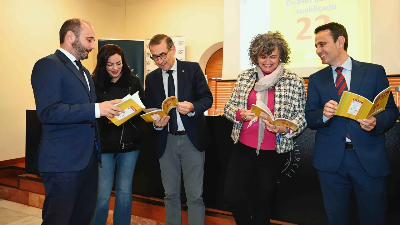 El director del info, Joaqu&iacute;n Gomez; Paqui P&eacute;rez, directora de Amefmur; el rector de la UMU, Jos&eacute; Luj&aacute;n; la rectora de la UPCT, Beatriz Miguel; y Juan Jes&uacute;s Lozano Ram&oacute;n, Director Territorial de Caixabank
