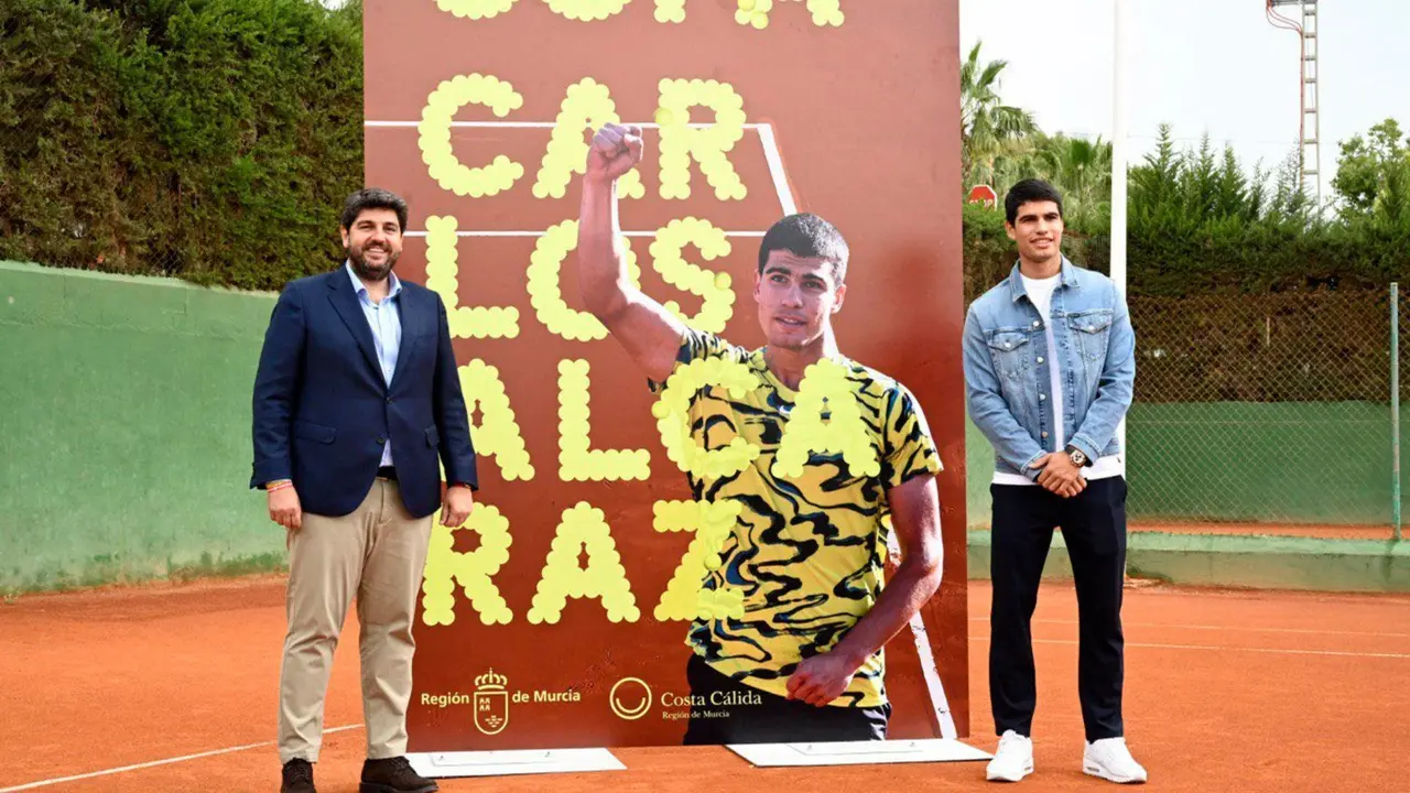 El presidente regional, Fernando L&oacute;pez Miras, y el tenista Carlos Alcaraz en la presentaci&oacute;n de la Copa