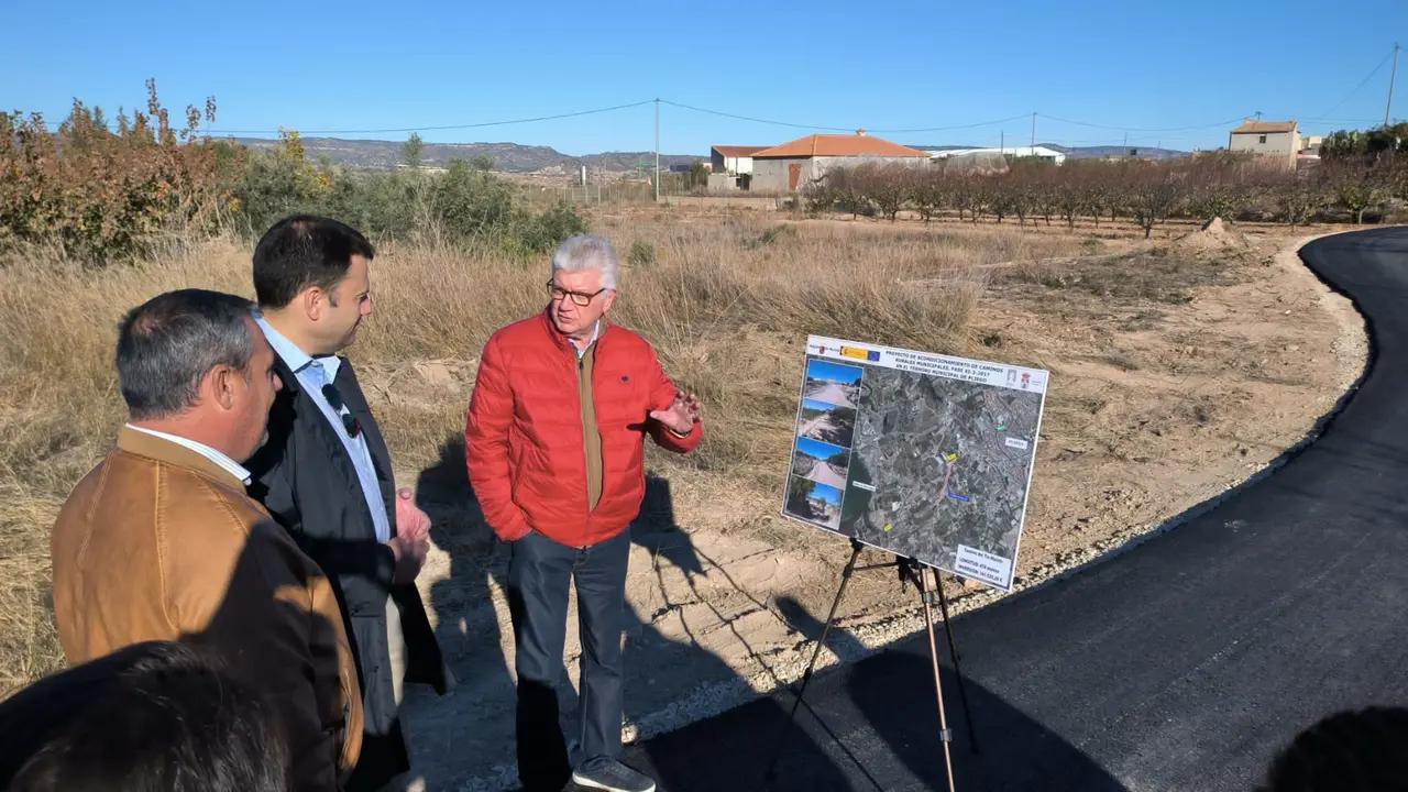 El director general del Agua, Jos&eacute; Sandoval, visitando el remodelado camino de Pliego.