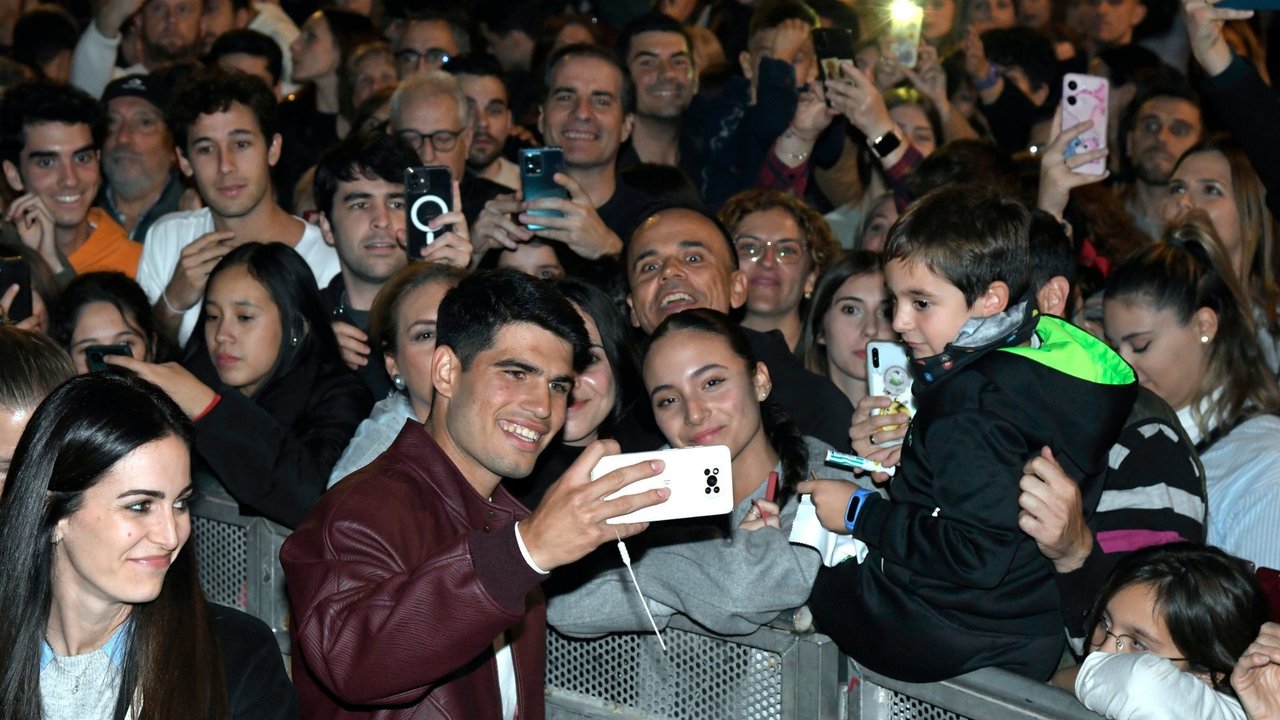Carlos Alcaraz se hace un selfie con unos fans