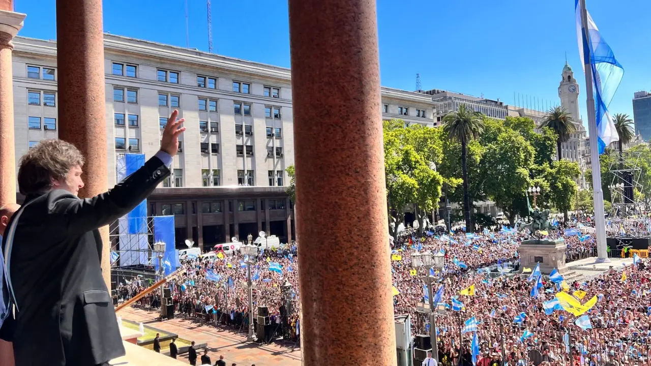 Javier Milei saluda desde la Casa Rosada
