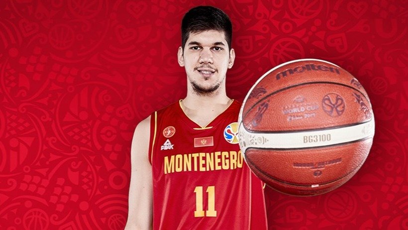 Marko Todorovic con la camiseta de Montenegro (foto: FIBA)
