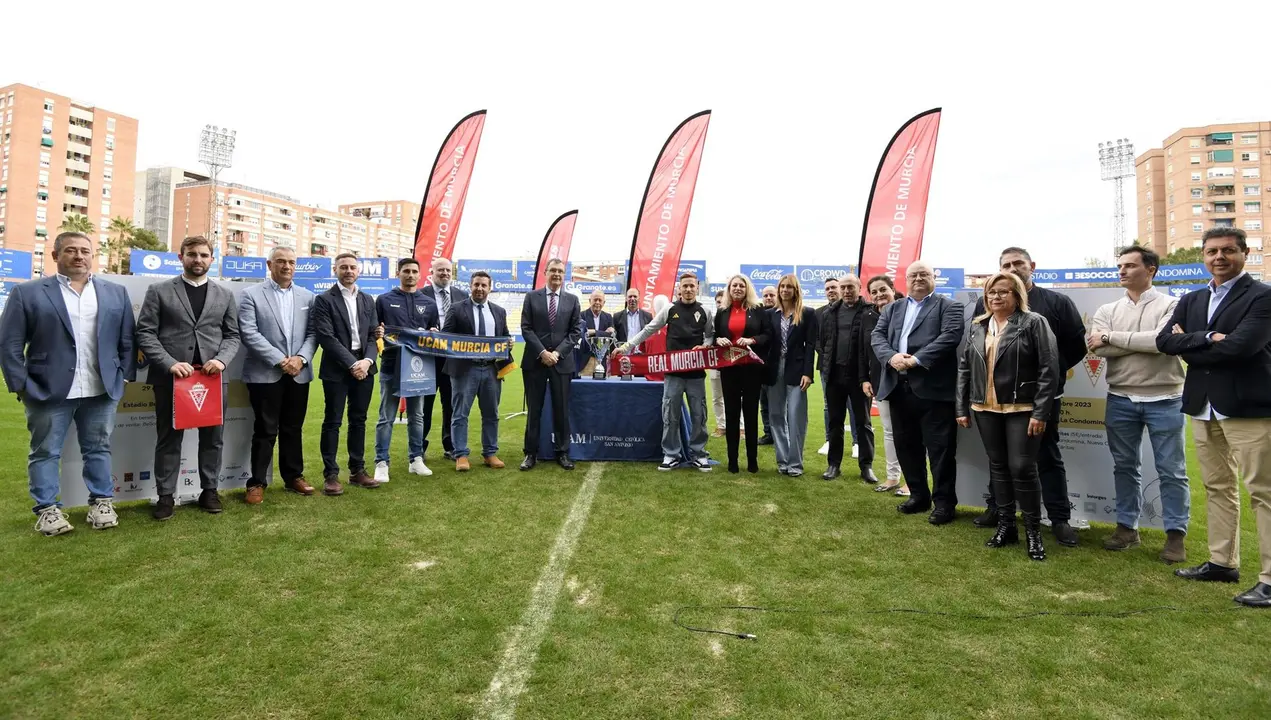 Presentaci&oacute;n del derbi solidario que disputar&aacute;n Real Murcia y UCAM Murcia CF, a beneficio de C&aacute;ritas (foto: Ayuntamiento de Murcia)
