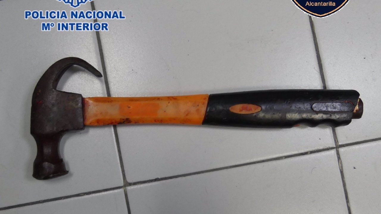 Imagen del martillo usado en la agresión (foto: Policía Nacional)