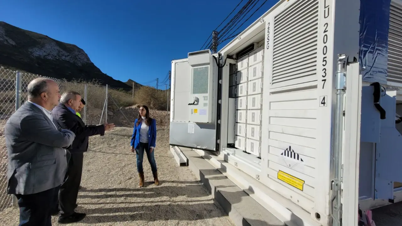 La consejera Sara Rubira en la visita a las instalaciones de la Comunidad de Regantes de Mazarr&oacute;n