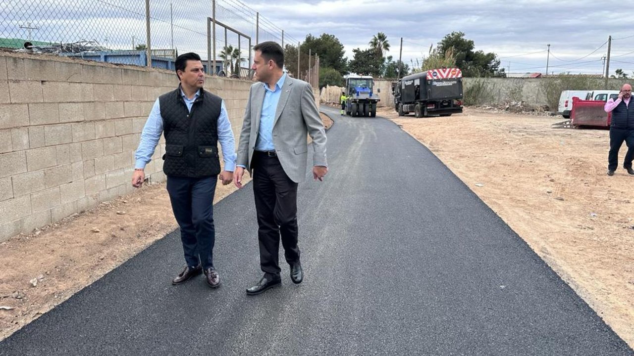 El director general del Agua, junto al alcalde de San Javier, en su visita a las obras del camino rural.