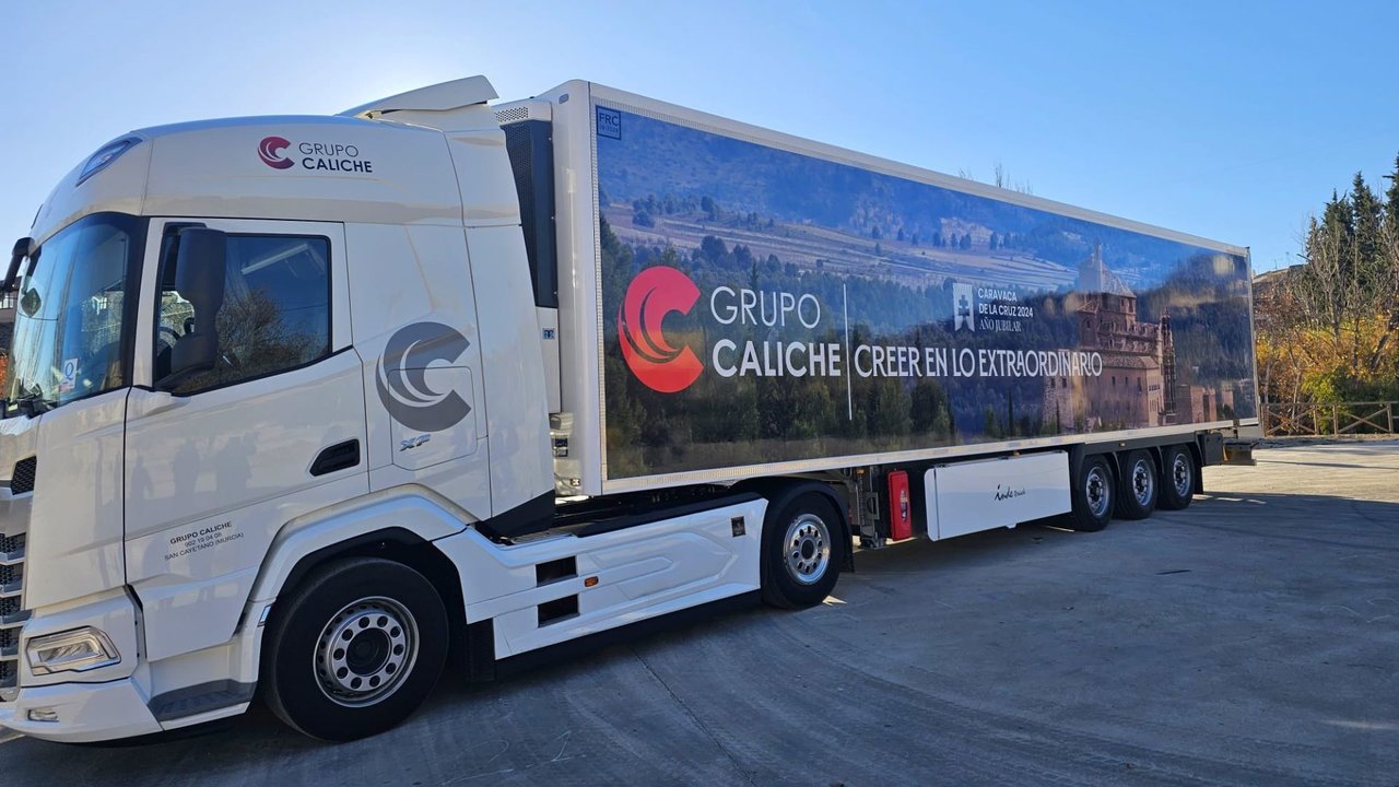 El Grupo Caliche, patrono de la Fundación Camino de la Cruz, ha rotulado un camión de transporte Internacional que difundirá la imagen de Caravaca y su Año Jubilar por todo el continente