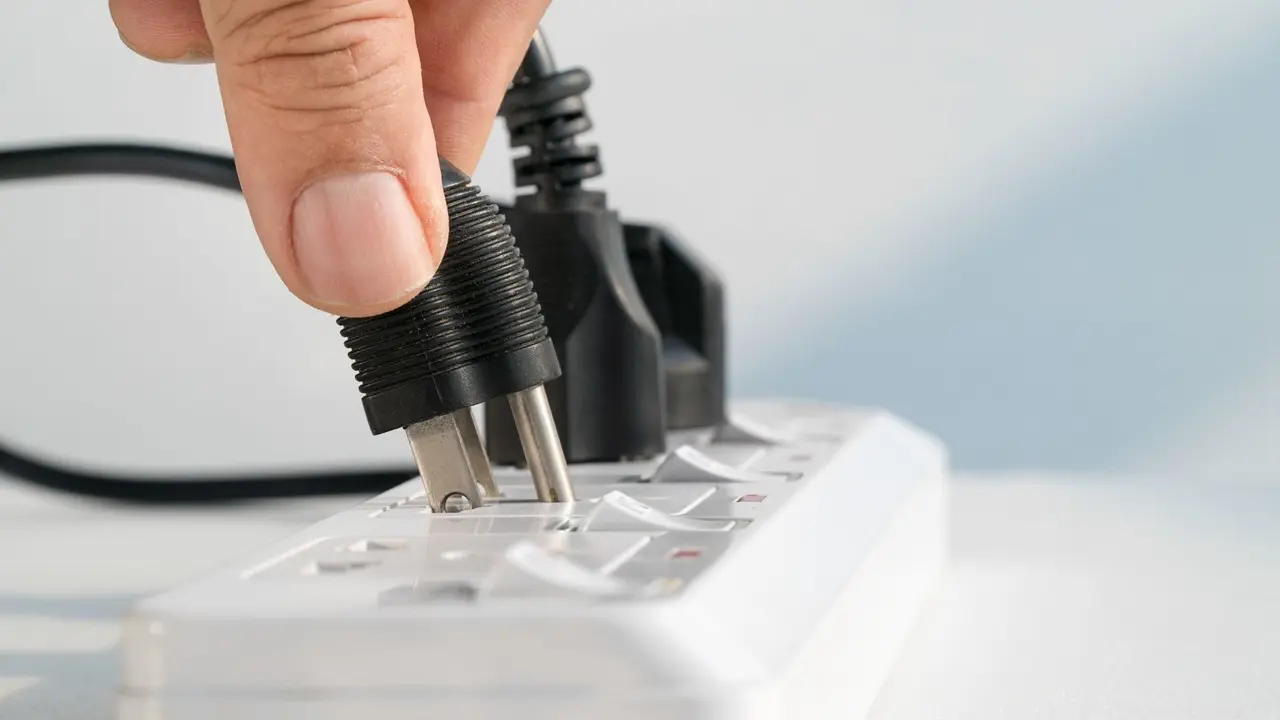 Sumar plantea al PSOE recuperar impuestos el&eacute;ctricos para hogares y empresas y limitar al 3% la subida del alquiler