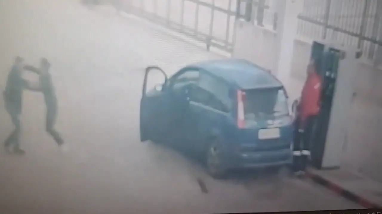 Im&aacute;genes del momento de la agresi&oacute;n con arma blanca de un hombre a un agente de la Polic&iacute;a Nacional en una gasolinera de la pedan&iacute;a murciana de Alquer&iacute;as (foto: X)