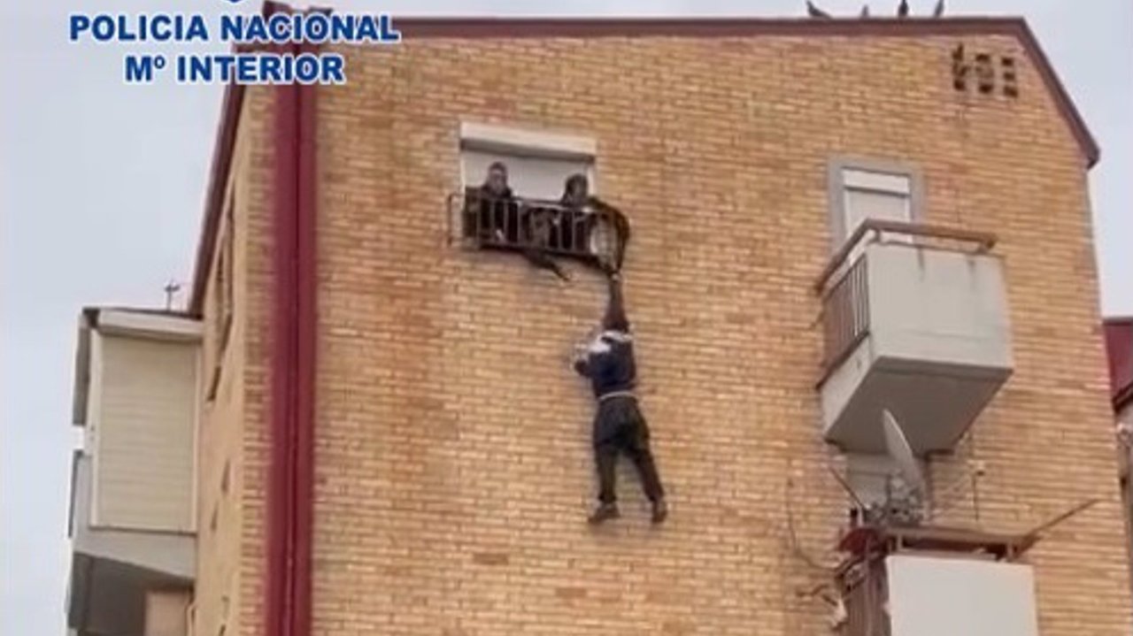 La Policía Nacional salva la vida de un hombre que quedó colgado de una ventana al intentar huir  (foto: Policía Nacional)