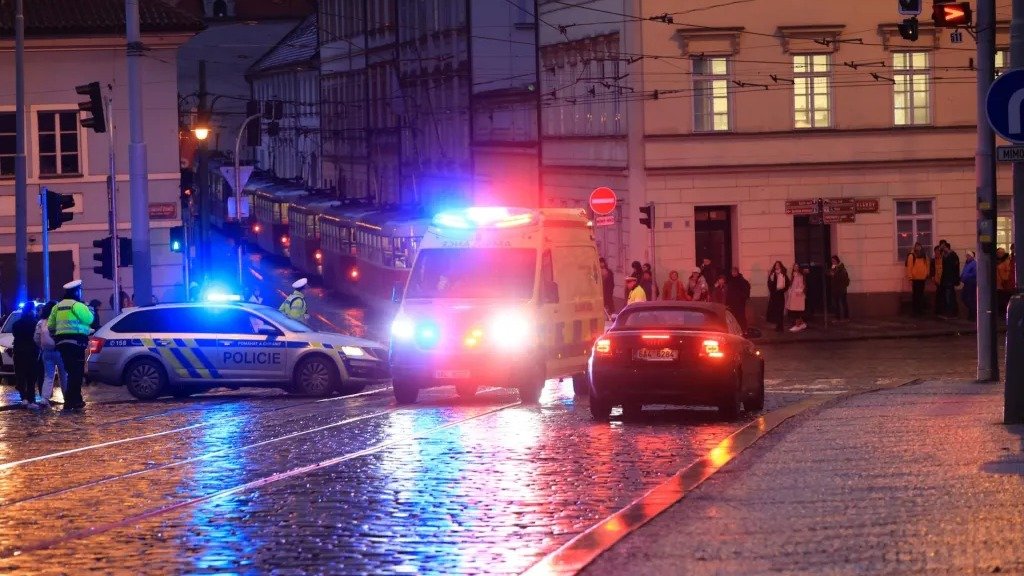 Varias ambulancias se dirigen al lugar donde ha sucedido el tiroteo (foto: EFE)