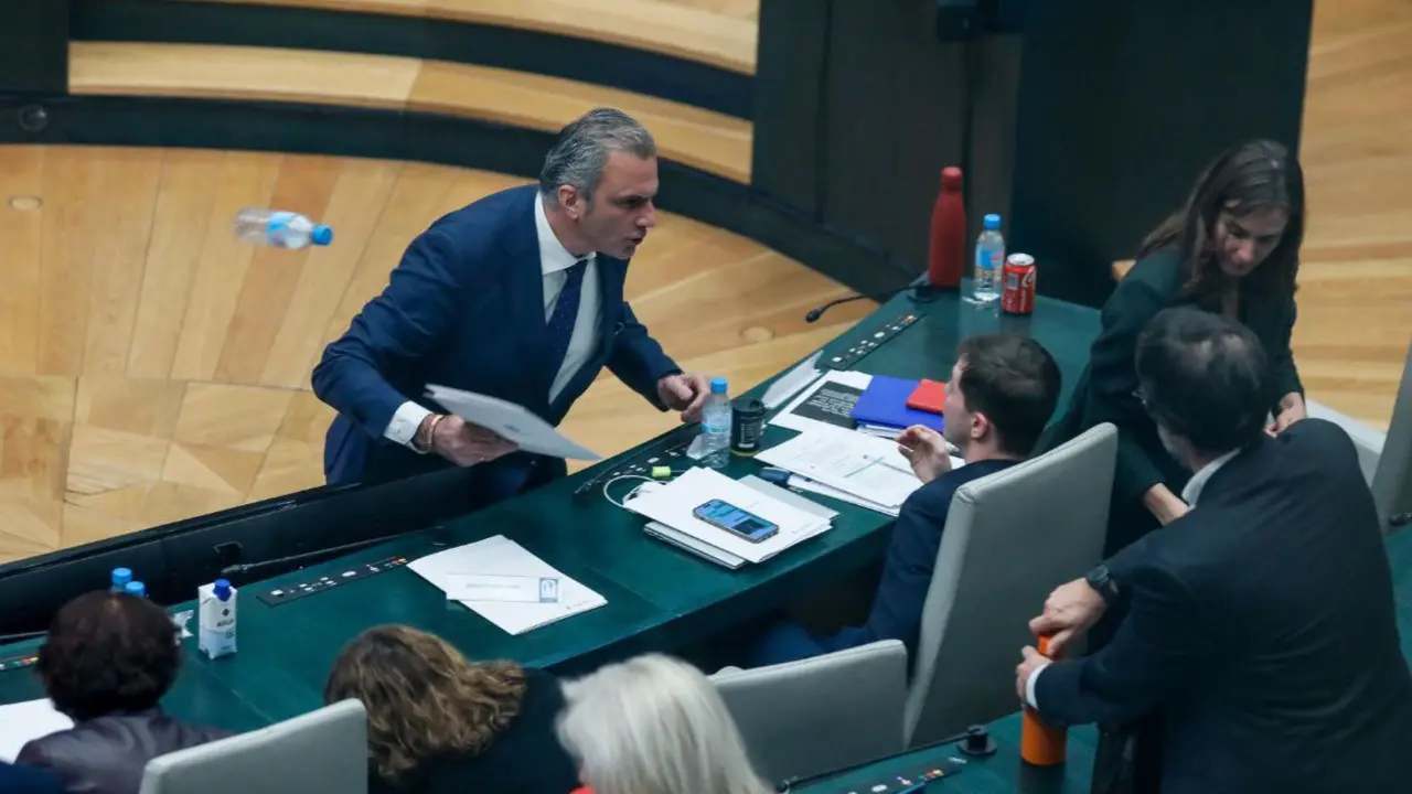 Javier Ortega Smith, encar&aacute;ndose con el concejal de M&aacute;s Madrid