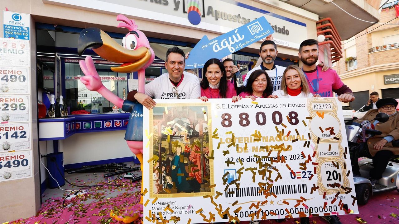 Empleados de la administración de loterías 'El Perolo', en la calle Gabriel Cañadas de San Pedro del Pinatar (Murcia), celebran que han venido dos décimos del primer y segundo premio del Sorteo Extraordinario de la Lotería de Navidad (Foto: Edu Botella - Europa Press)