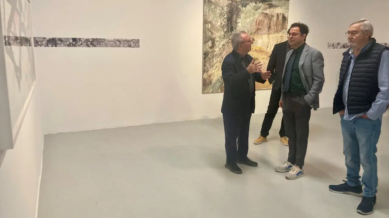 El director general del Instituto de las Industrias Culturales y las Artes, Manuel Cebri&aacute;n, con varios de los artistas participantes en el proyecto 'Noches de candanga'.