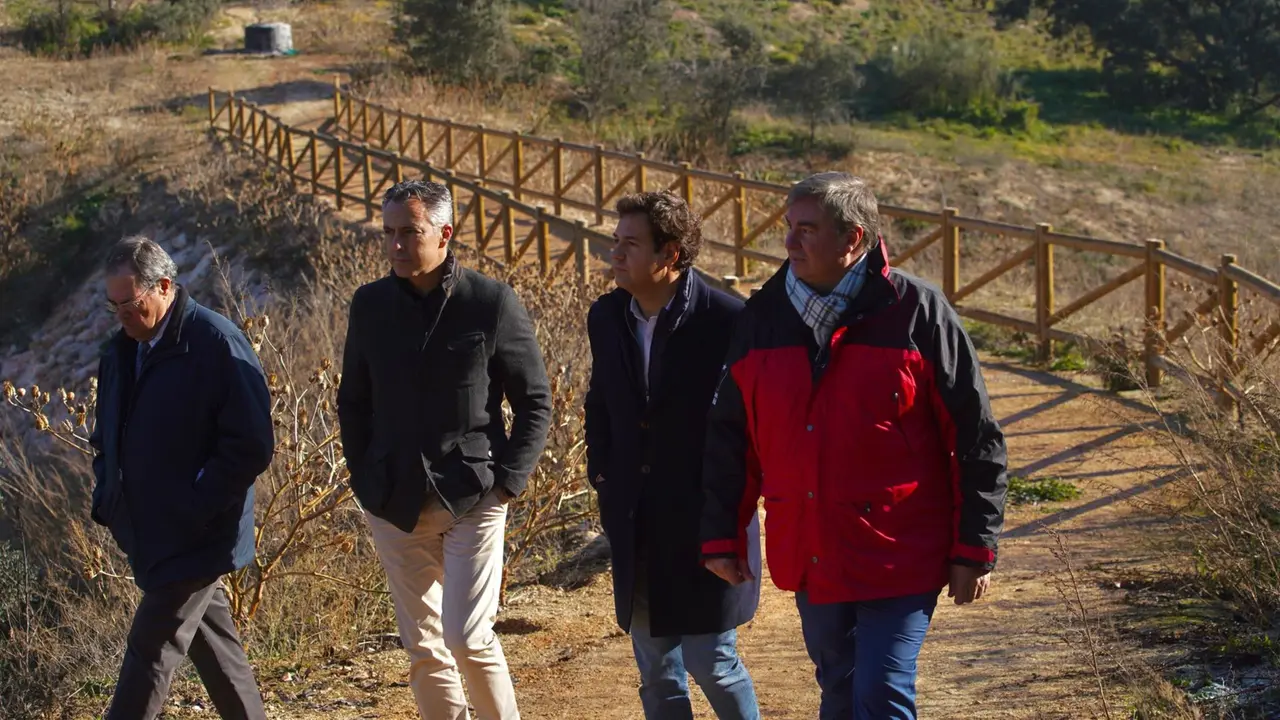 El consejero de Medio Ambiente, Agricultura e Interior de la Comunidad de Madrid, Carlos Novillo, visita los nuevos colectores en Las Rozas, junto al alcalde Jos&eacute; de la Uz, el edil de Medio Ambiente, Jaime Santamarta, entre otros