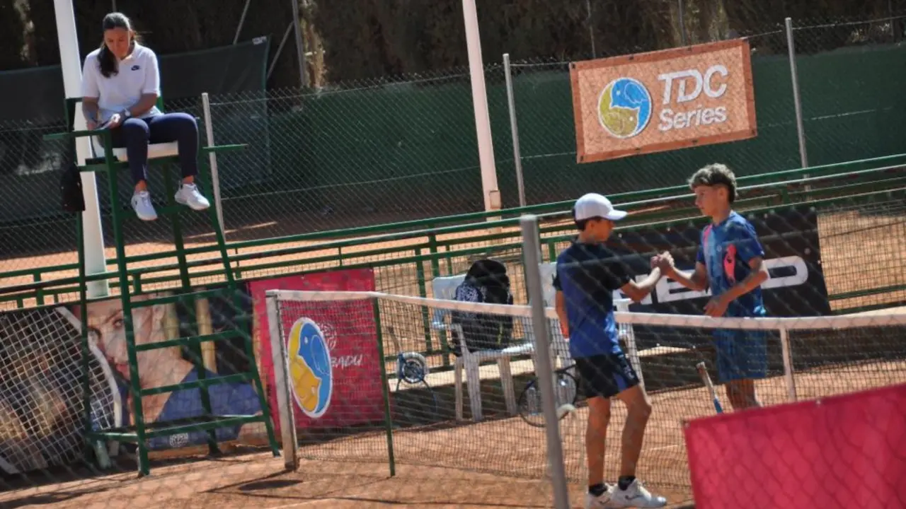 Partido de tenis en el Club de Campo