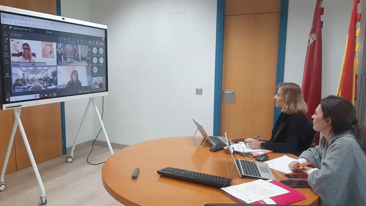 La directora general de Servicios Sociales, Tercer Sector y Gesti&oacute;n de la Diversidad, Mar&iacute;a Jos&eacute; de Maya, y la directora general de Familias, Infancia y Conciliaci&oacute;n, Mar&iacute;a Luisa Lozano, durante la Conferencia Sectorial de Inmigraci&oacute;n.