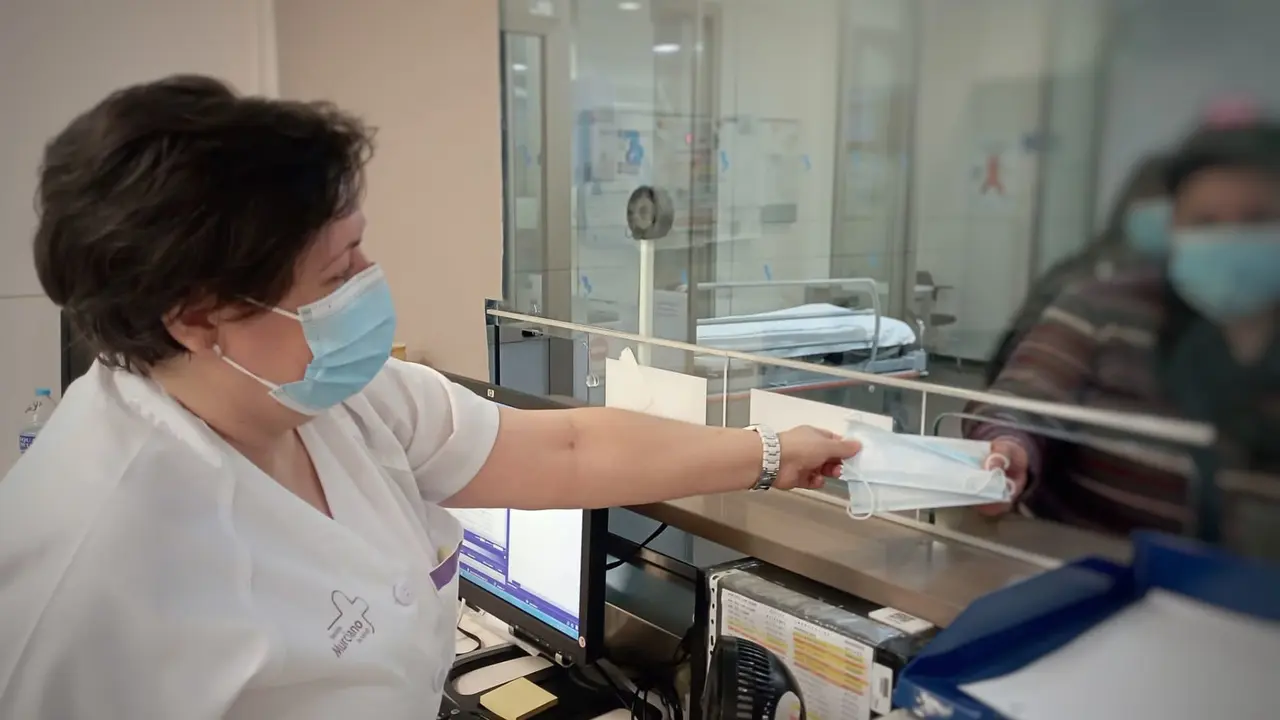 El Servicio Murciano de Salud ofrecer&aacute; a partir de hoy mascarillas de forma gratuita en los servicios de Urgencias de sus diez hospitales y en las urgencias de Atenci&oacute;n Primaria, centros de salud y consultorios.