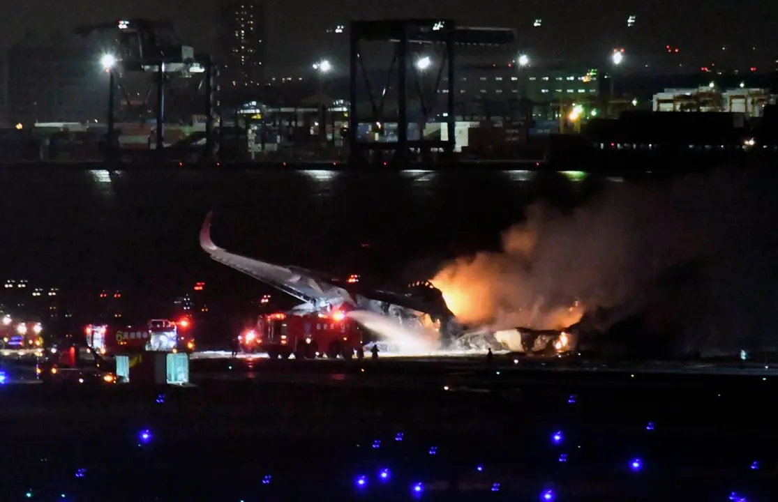 El avi&oacute;n de japan Airlines incendiado en el aeropuerto de Tokio (foto: Agencias)