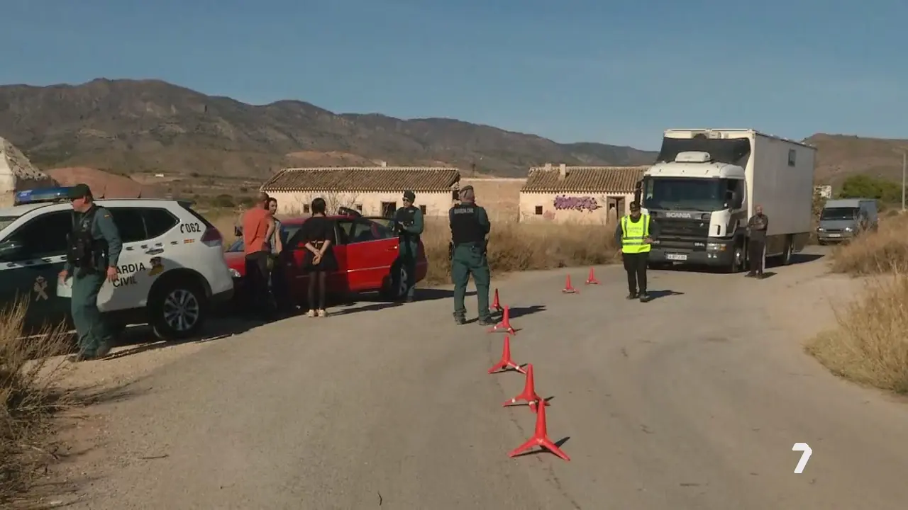 Control de la Guardia Civil situado en uno de los acceso a la 'rave' ilegal de Fuente &Aacute;lamo (foto: La 7)