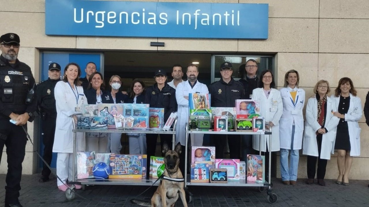 La Policía Nacional entrega juguetes a los niños ingresados en el Hospital Virgen de la Arrixaca