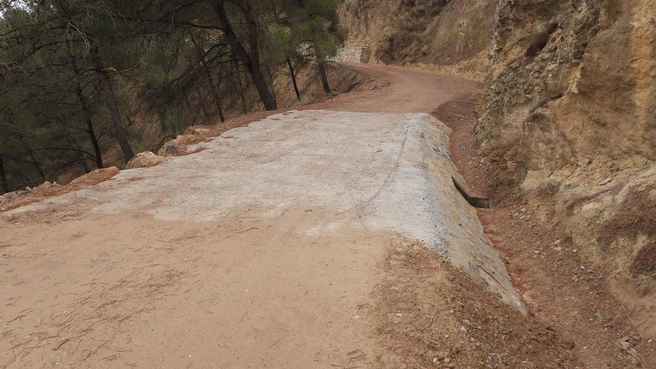 Contraste del camino forestal Los Puros en el Parque Regional El Valle y Carrascoy con el hormigón y la capa de arena con la que se ha cubierto el mismo