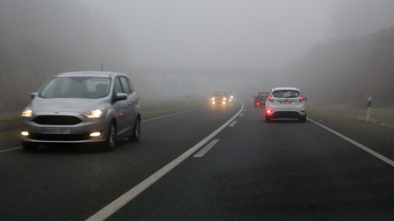 Varios coches con faros antiniebla encendidos en una carretera (foto: EP)