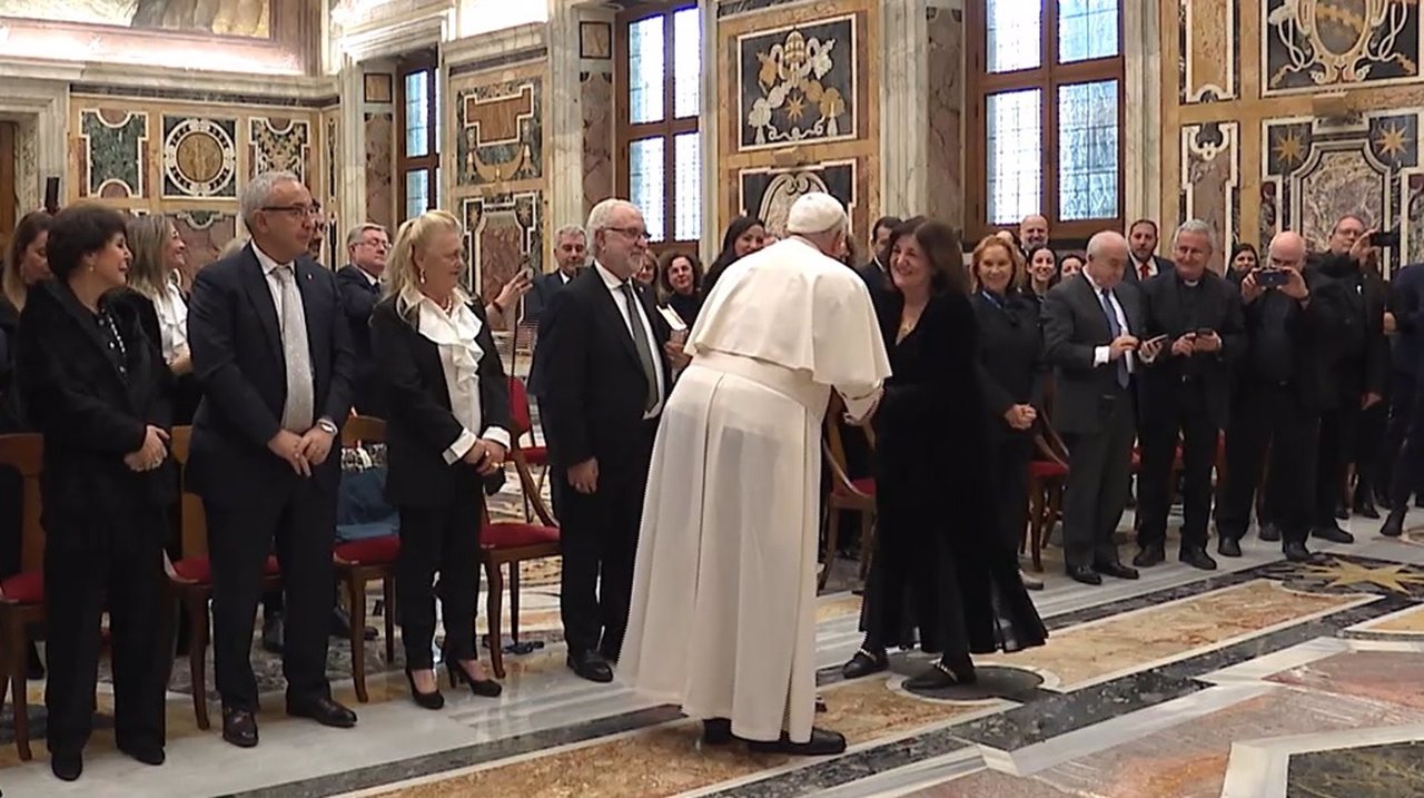 La presidenta de la UCAM, María Dolores García, saludando al Papa (foto: UCAM)