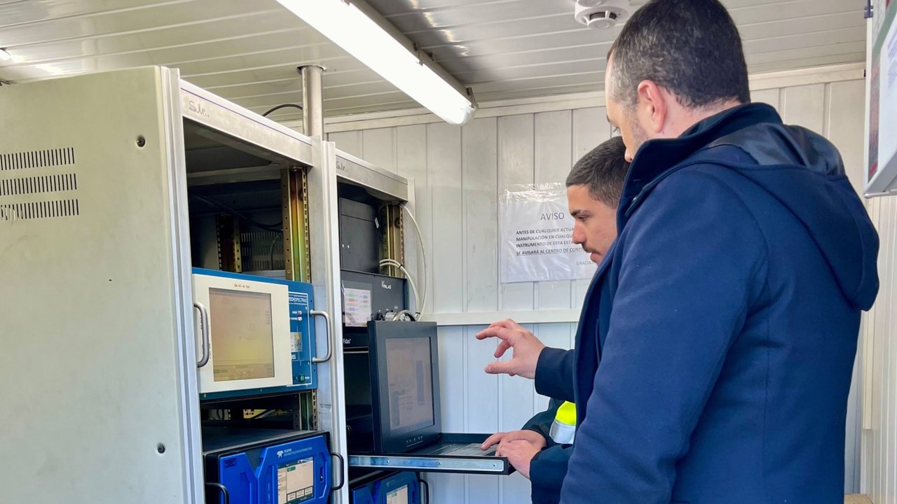 El director general de Medio Ambiente, Juan Antonio Mata, observa el funcionamiento de los analizadores instalados en las estaciones de medida de calidad del aire de la Región de Murcia