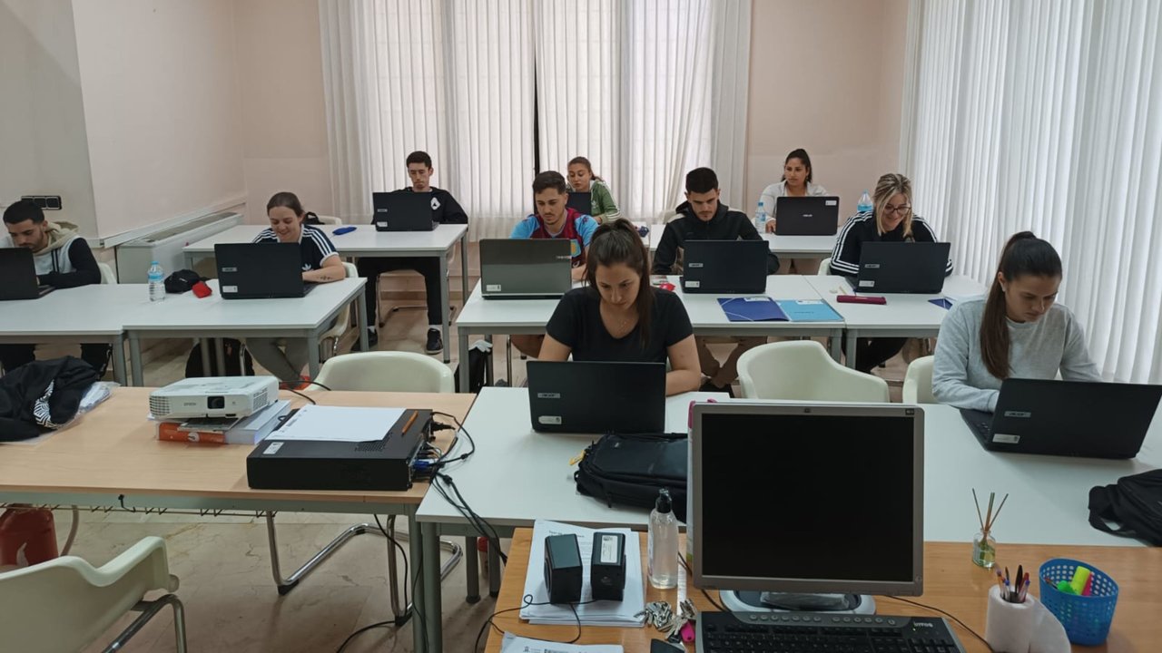 Alumnos realizando un curso del SEF de formación para el empleo.