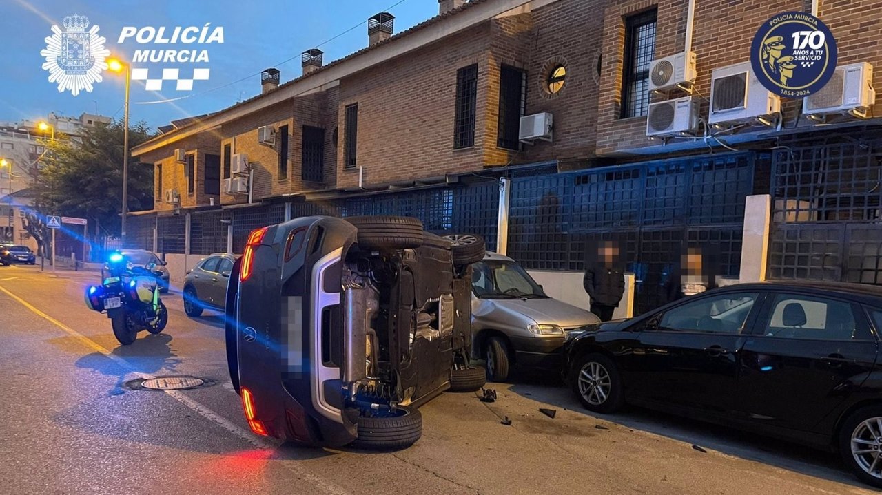 Un conductor vuelca tras colisionar con dos vehículos estacionados en Murcia (foto: Policía Local de Murcia)