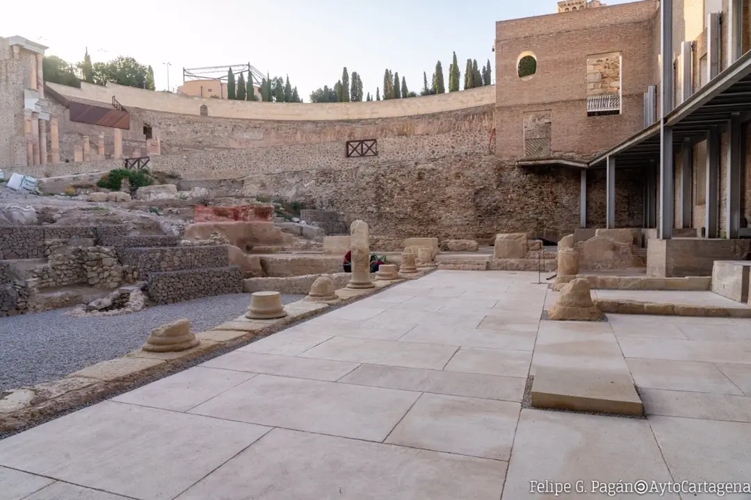 Mural y p&oacute;rtico del Museo Teatro Romano de Cartagena (foto: Ayuntamiento de Cartagena)
