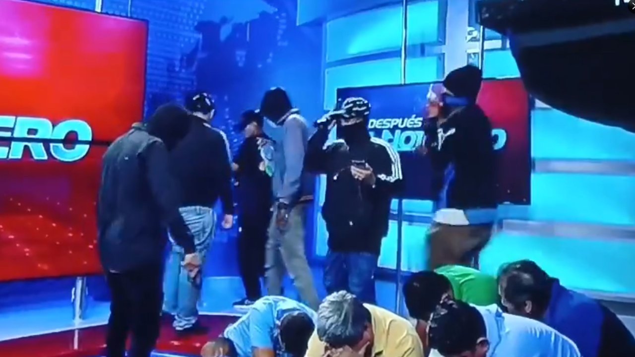 Un grupo de encapuchados secuestra en directo un canal de televisión en Ecuador
