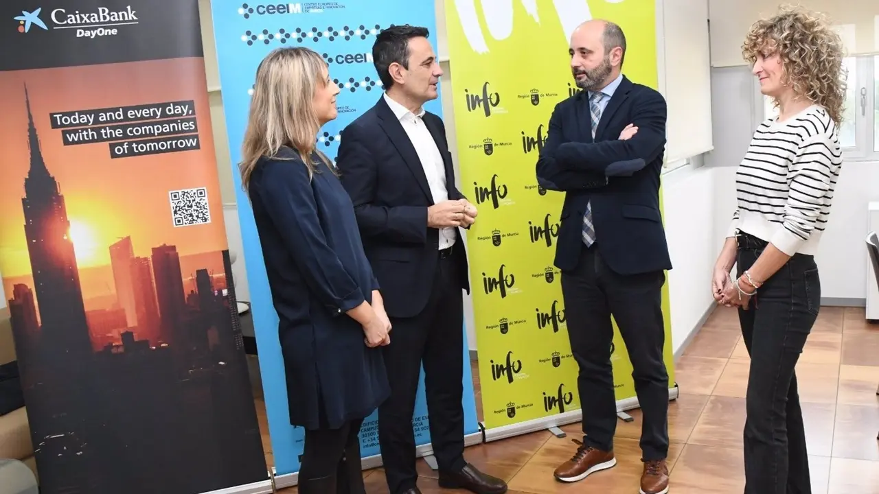 Imagen de la firma del acuerdo entre el INFO y CaixaBank (foto: Regi&oacute;n de Murcia)