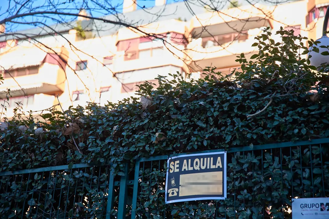 Un cartel de alquiler de viviendas (foto: EP)